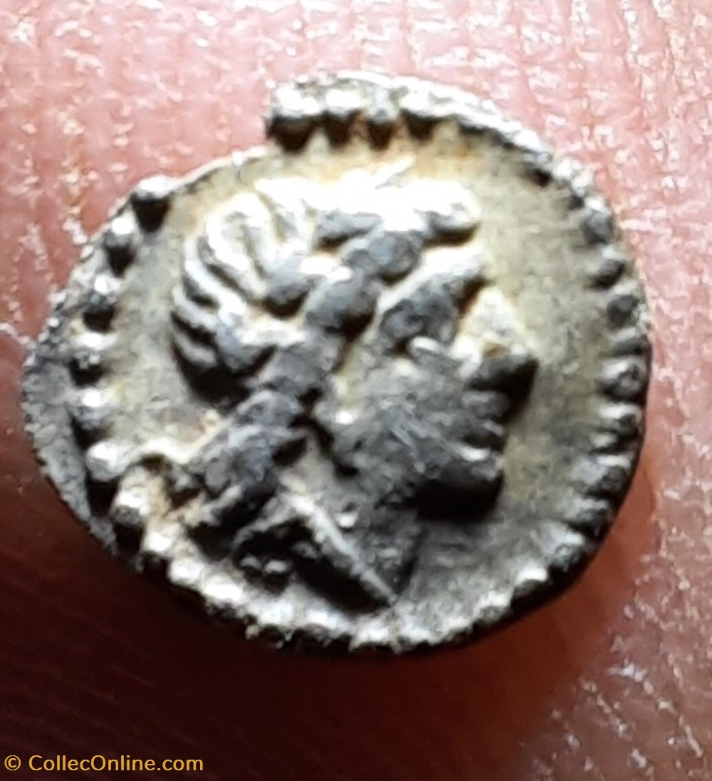 Emporia ou sud de la gaule A/Tete Apollon a d R/Dauphin dans croissant D7 P0.16g Villaronga CNH6 var monnaies antiquite av jc celtes emporia ou sud de la gaule a tete apollon a d r dauphin dans croissant d7 p0 16g villaronga cnh6 var