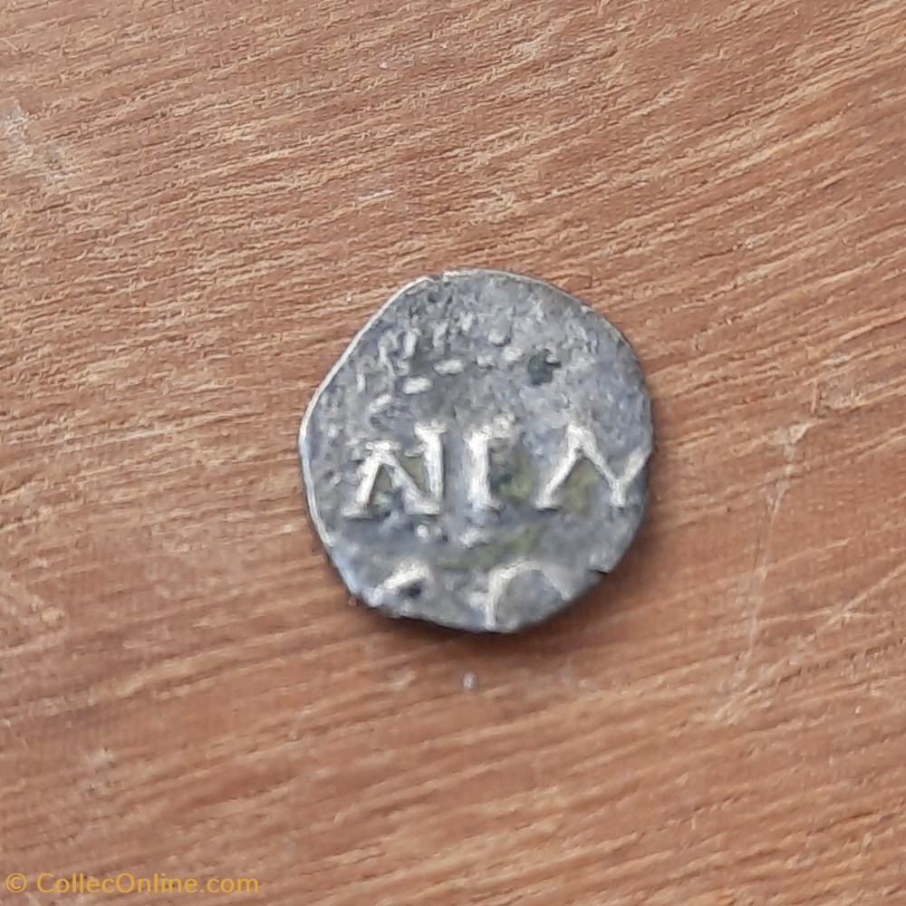 Nimes Obole A/ Tete casquee d R/Couronne NEM COL -40-30 D9.9 P0.28 Feugere NIM2718 monnaie antique av jc ap nimes obole a tete casquee d r couronne nem col 40 30 d9 9 p0 28 feugere nim2718