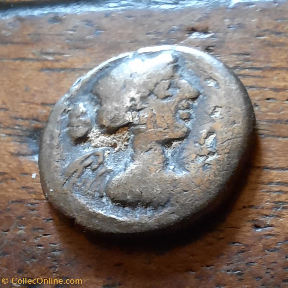 Titia A/Buste de la victoire a d R/Pegasse a d D13.6 P1.91g RCV 240 monnaie antique av jc ap romaine republicaine imperiale titia a buste de la victoire a d r pegasse a d d13 6 p1 91g rcv 240
