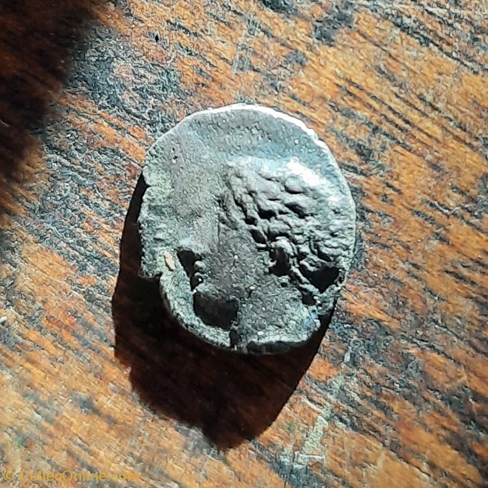 Marseille Obole MA. A/Tete Apollon a g R/Roue -300-150 D11 P0.75g Feugere OBM 8 monnaie antique av jc gauloise marseille obole ma a tete apollon a g r roue 300 150 d11 p0 75g feugere obm 8