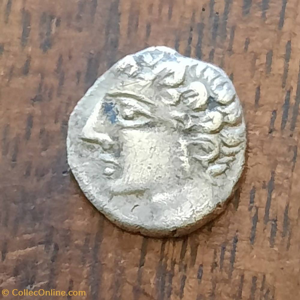 Marseille Obole MA . A/Tete Apollon a g R/Roue -121-82 D9.3 P 0.42g MHM18.20.31 monnaie antique av jc gauloise marseille obole ma a tete apollon a g r roue 121 82 d9 3 p 0 42g mhm18 20 31