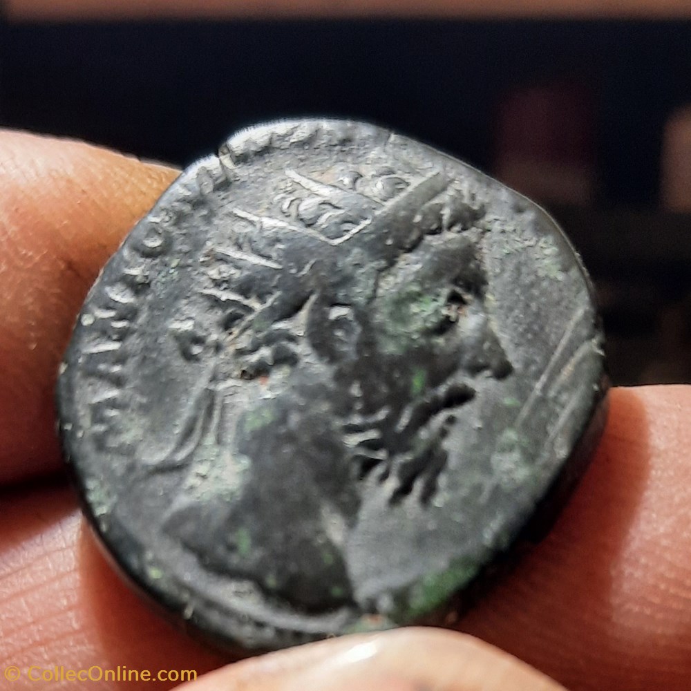 Marc Aurele A/Tete radiee a d R/ Trophee D23.5 P 11.78g C168 RIC 1186 monnaies antiquite av jc ap romaines republicaines imperiales marc aurele a tete radiee a d r trophee d23 5 p 11 78g c168 ric 1186