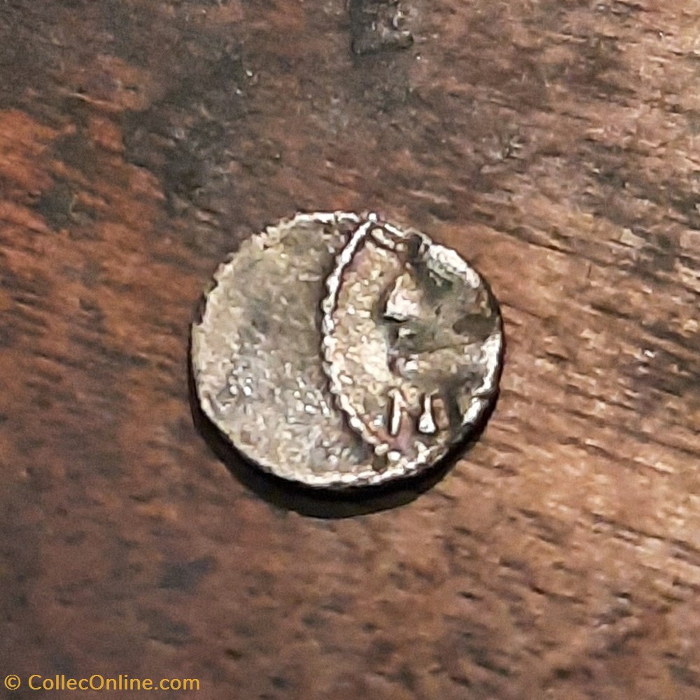 Obole Volques Arecomiques A/Tete a g Nsous le menton R/Roue MA -75-25 D10.4 P.43 Feugere OBV-2B monnaie antique av jc ap obole volques arecomiques a tete a g nsous le menton r roue ma 75 25 d10 4 p 43 feugere obv 2b