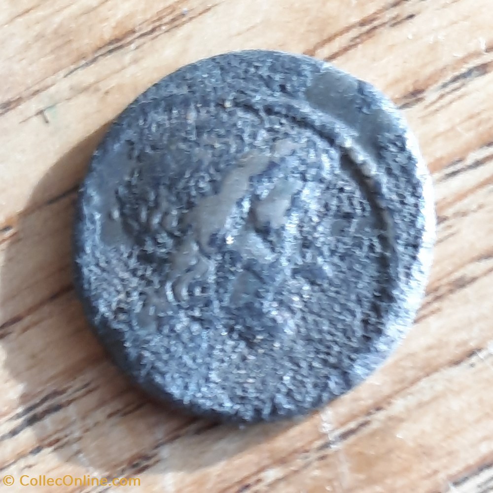Cassia A /Tete lauree du genie romain R/ Aigle debout a d D18 P .74g RCV391 RRC 428/3 monnaie antiquite av jc ap romaine republicaine imperiale cassia a tete lauree du genie romain r aigle debout a d d18 p 74g rcv391 rrc 428 3