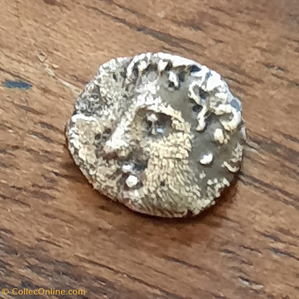 Marseille Obole MA. A/Tete Apollon a g R/Roue -300-49 D 9.5 P0.49g Feugere OBM 8 / 11 monnaie antique av jc gauloise marseille obole ma a tete apollon a g r roue 300 49 d 9 5 p0 49g feugere obm 8 11