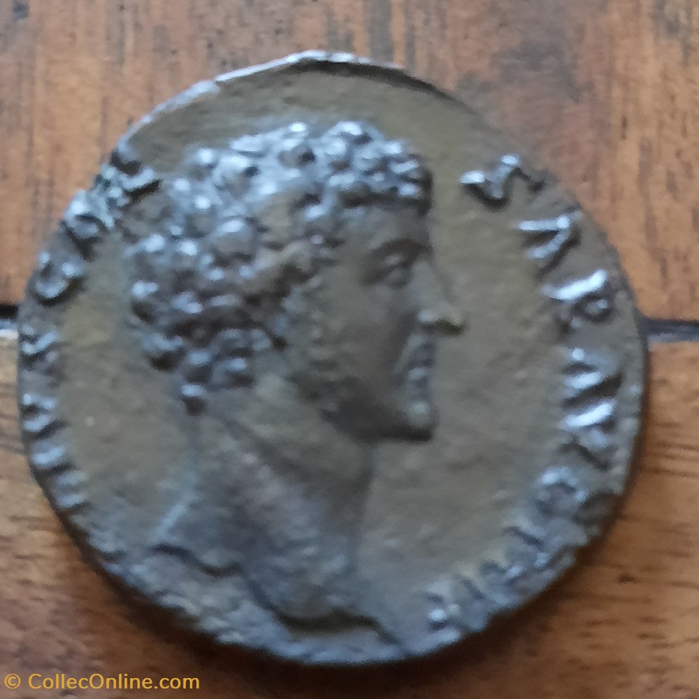 Marc Aurele A/Tete nue a d R/Honneur debout a d D30.2P 19.77g RCV 4803 C 242 RIC 1279 monnaie antique av jc ap romaine republicaine imperiale marc aurele a tete nue a d r honneur debout a d d30 2p 19 77g rcv 4803 c 242 ric 1279