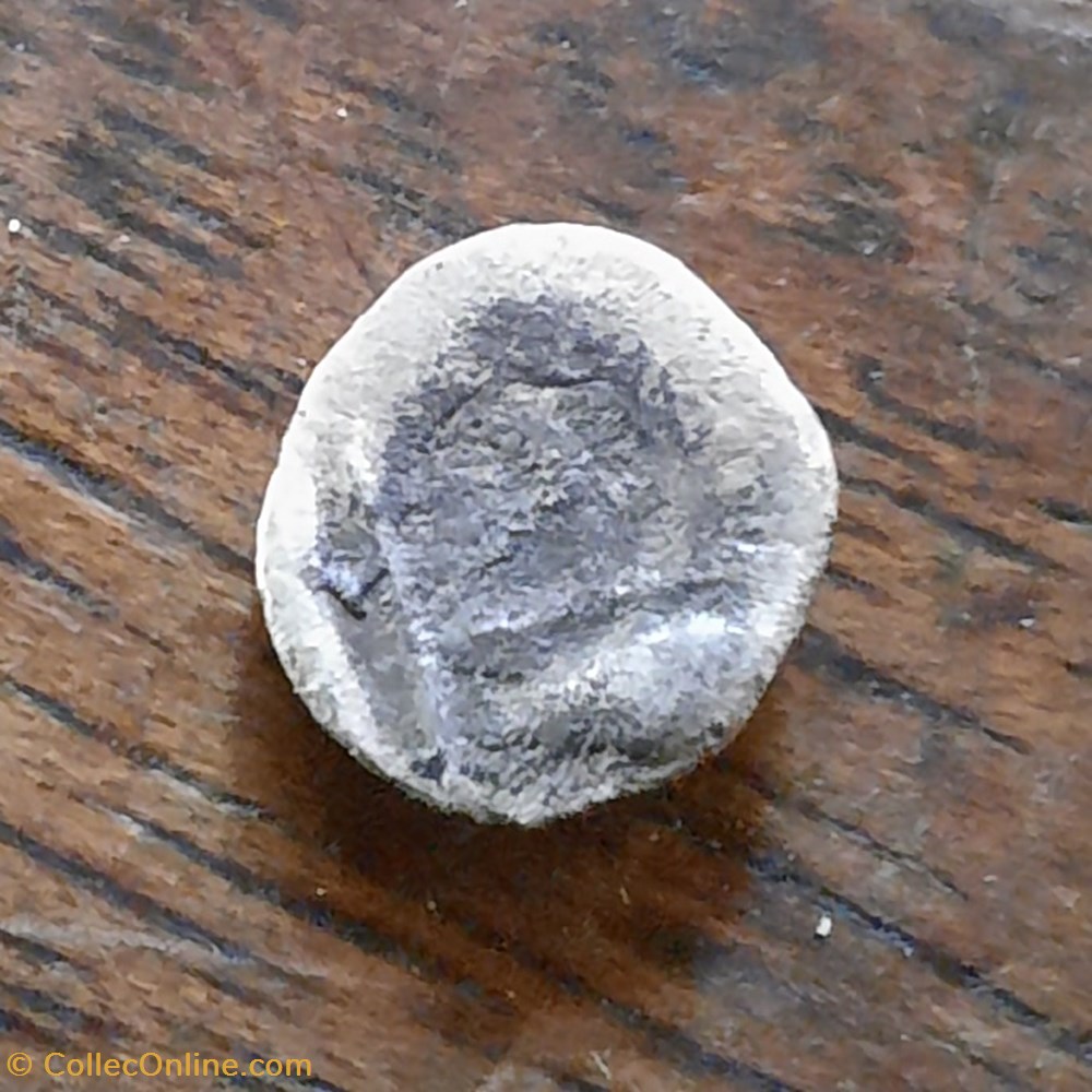 Marseille ou Grec ? A/Tete masculine a d ,front degarni R/ ? D6.4 P 0.25g REF INCONNUE monnaie antique av jc ap gauloise marseille ou grec a tete masculine a d front degarni r d6 4 p 0 25g ref inconnue