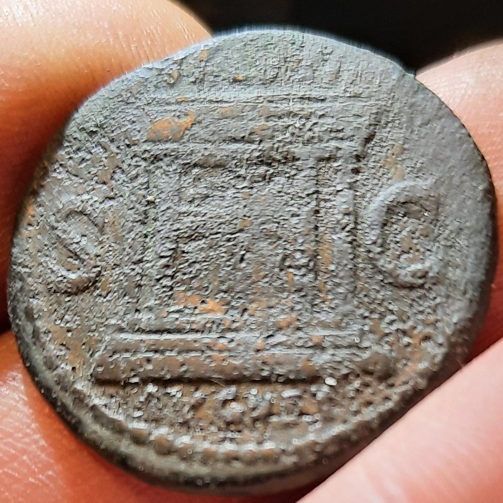 Domitien A/Tte lauree a d R/Autel D 26.1 P9.84g C417 RIC 305 RCV 2808 monnaies antiquite av jc ap romaines republicaines imperiales domitien a tte lauree a d r autel d 26 1 p9 84g c417 ric 305 rcv 2808