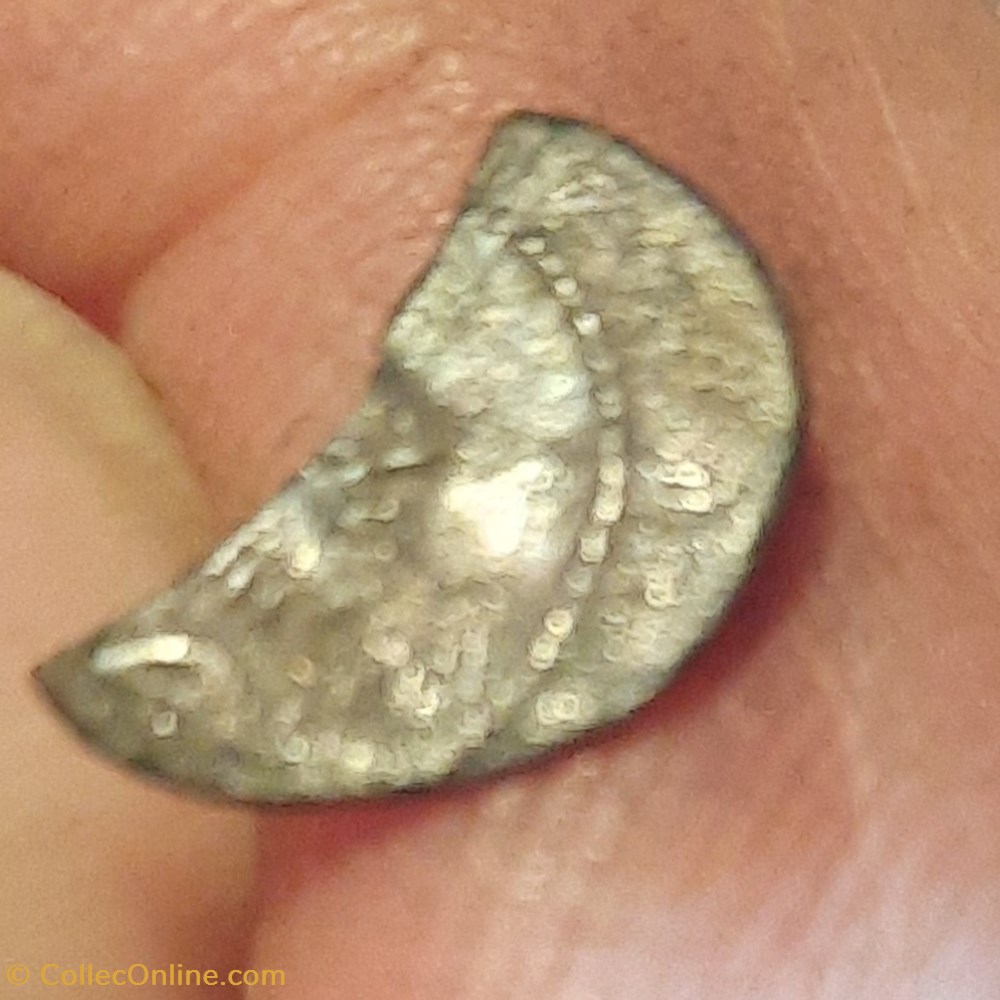 Obole cassee en deux A/ Tete casquee a d R/Couronne D11.6 P 0.29g Feugere 2718 monnaies antiquite av jc ap gauloises obole cassee en deux a tete casquee a d r couronne d11 6 p 0 29g feugere 2718