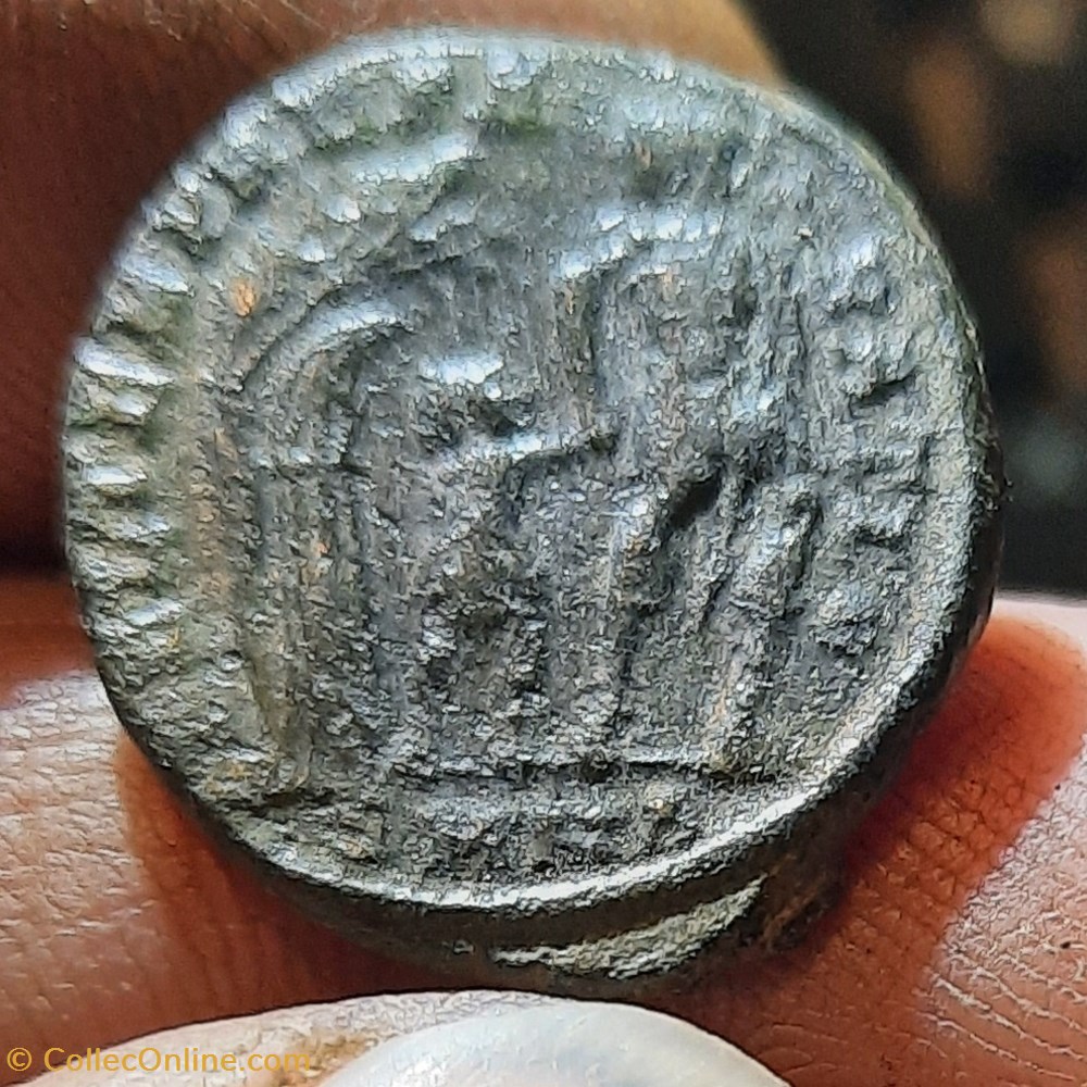 Constans A/Buste diademe a g R/ Soldat et personnage +340+350 D19.8 P5.08g RIC70 monnaies antiquite av jc ap romaines republicaines imperiales constans a buste diademe a g r soldat et personnage 340 350 d19 8 p5 08g ric70