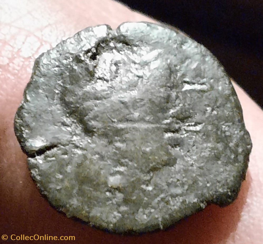 Petit Bronze au taureau , avers timbré d'une roue avec croix dans la chevelure 5 monnaies antiques celtes petit bronze au taureau avers timbre une roue avec croix dans la chevelure