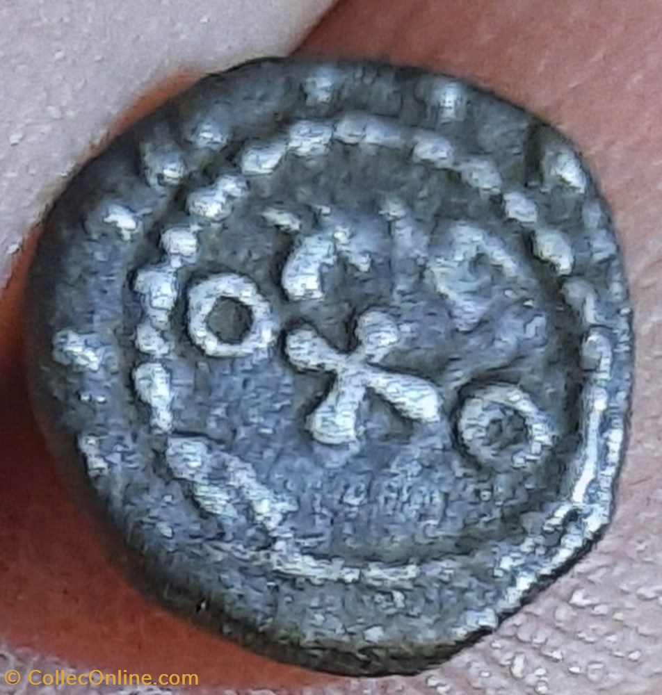 Sceat a l oiseau A / Tete a d R /Croix entre annelets et oiseau dessus D12 P1g B6209-6218 MEC1/684 monnaies france merovingiennes sceat a l oiseau a tete a d r croix entre annelets et oiseau dessus d12 p1g b6209 6218 mec1 684