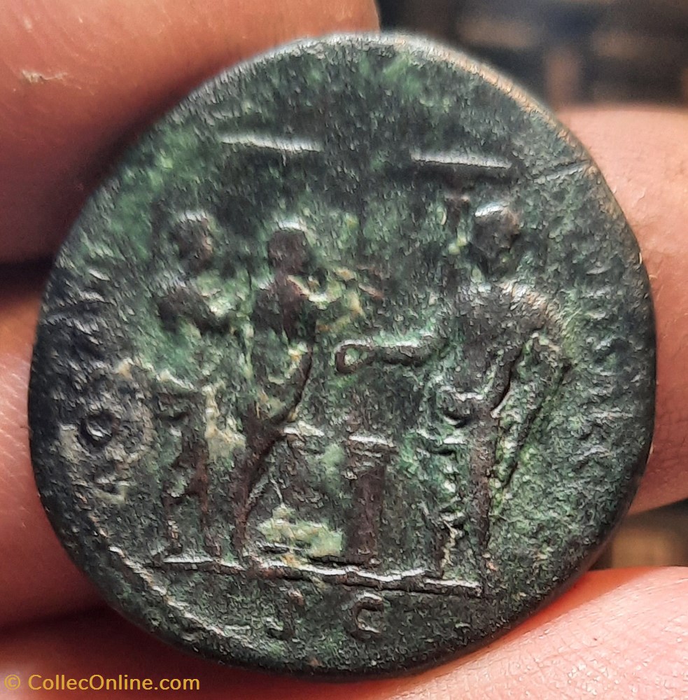 Domitien A/Tete lauree a d R/Joueur de flute sacrifice D29.5 P 11.22g C85 RIC 385a RCV 2803 monnaies antiquite av jc ap romaines republicaines imperiales domitien a tete lauree a d r joueur de flute sacrifice d29 5 p 11 22g c85 ric 385a rcv 2803