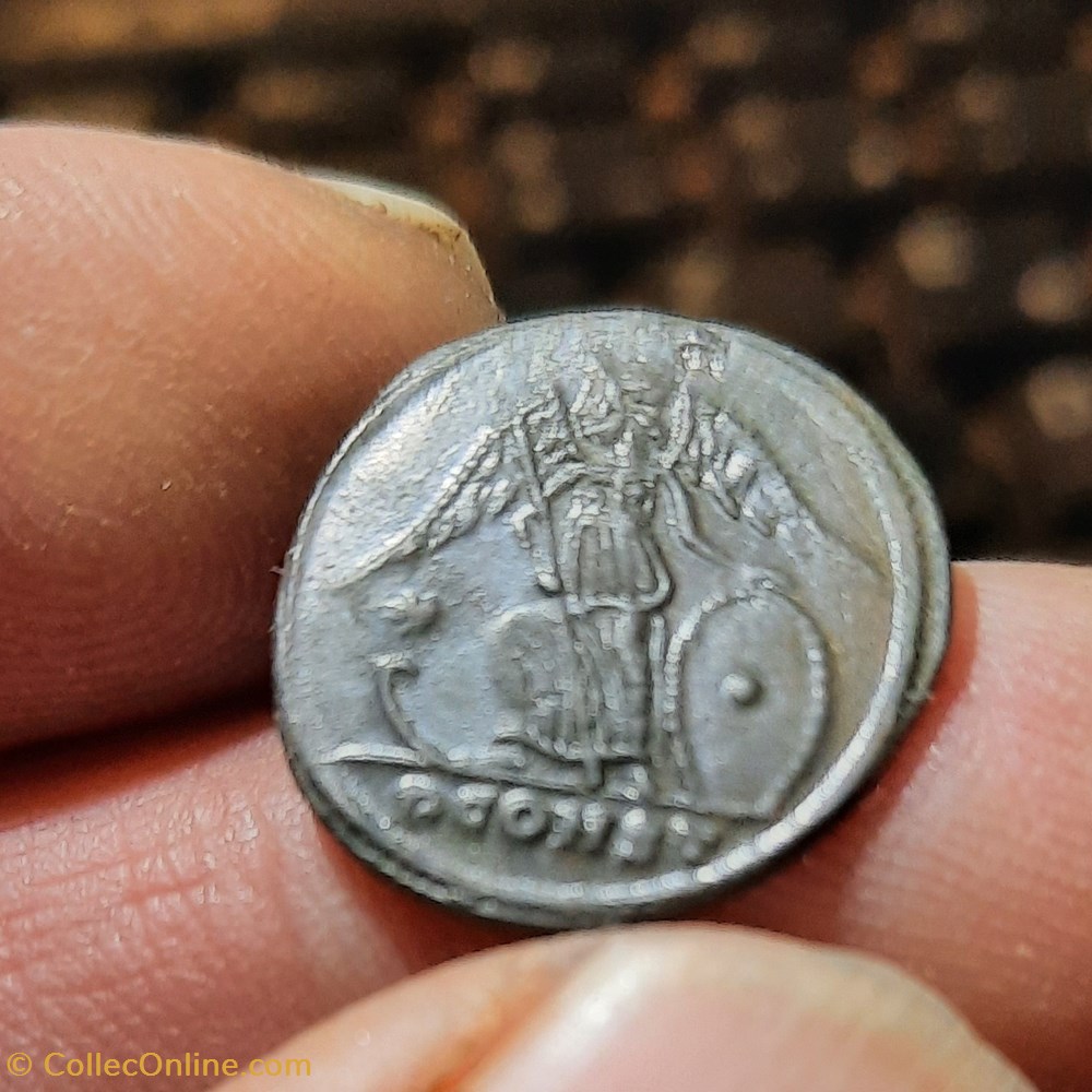 Constantinople A / Buste casque et laure a d R/Victoire debout a g D17.6 P2.02g C21 RIC 369 (R3) monnaies antiquite av jc ap romaines republicaines imperiales constantinople a buste casque et laure a d r victoire debout a g d17 6 p2 02g c21 ric 369 r3