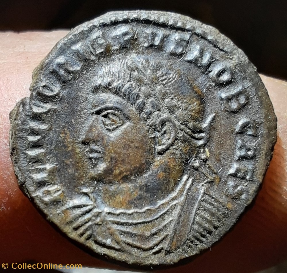 Crispvs A/ Buste laure a g R/ Legende dans couronne D19.1 P3.57g C47 RIC125 RCV16775 monnaies antiquite av jc ap romaines republicaines imperiales crispvs a buste laure a g r legende dans couronne d19 1 p3 57g c47 ric125 rcv16775