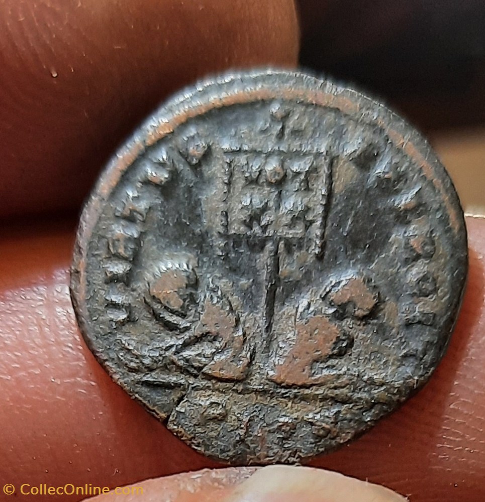 Constantin 1° A/ Buste casque a d R/ Prisonniers assis +320+321 D18.8 P2.79g RIC 185 monnaies antiquite av jc ap romaines republicaines imperiales constantin 1 a buste casque a d r prisonniers assis 320 321 d18 8 p2 79g ric 185