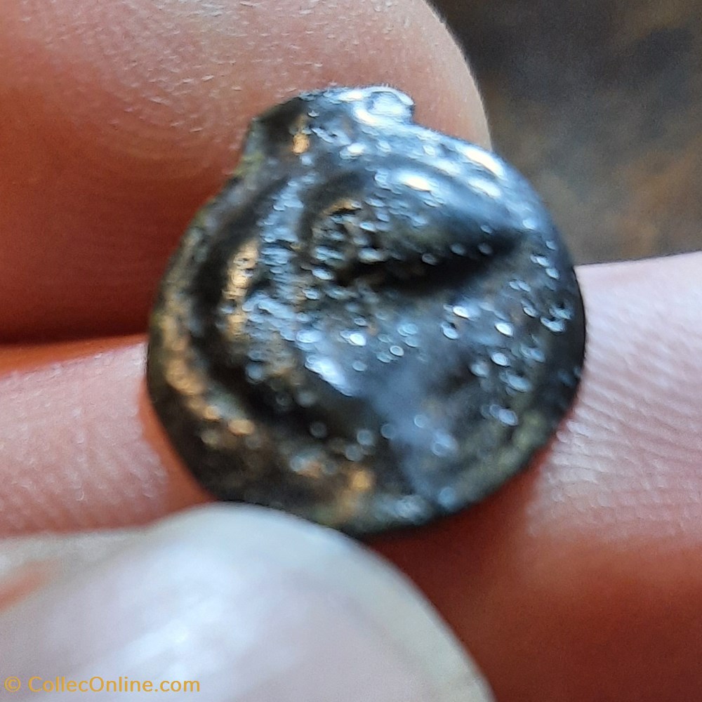 Hauteet moyenne seine A/Tete casquee a d R/Sanglier a g ,tete humaine D15.8 P1.94g LT9180 monnaies antiquite av jc ap celtes hauteet moyenne seine a tete casquee a d r sanglier a g tete humaine d15 8 p1 94g lt9180