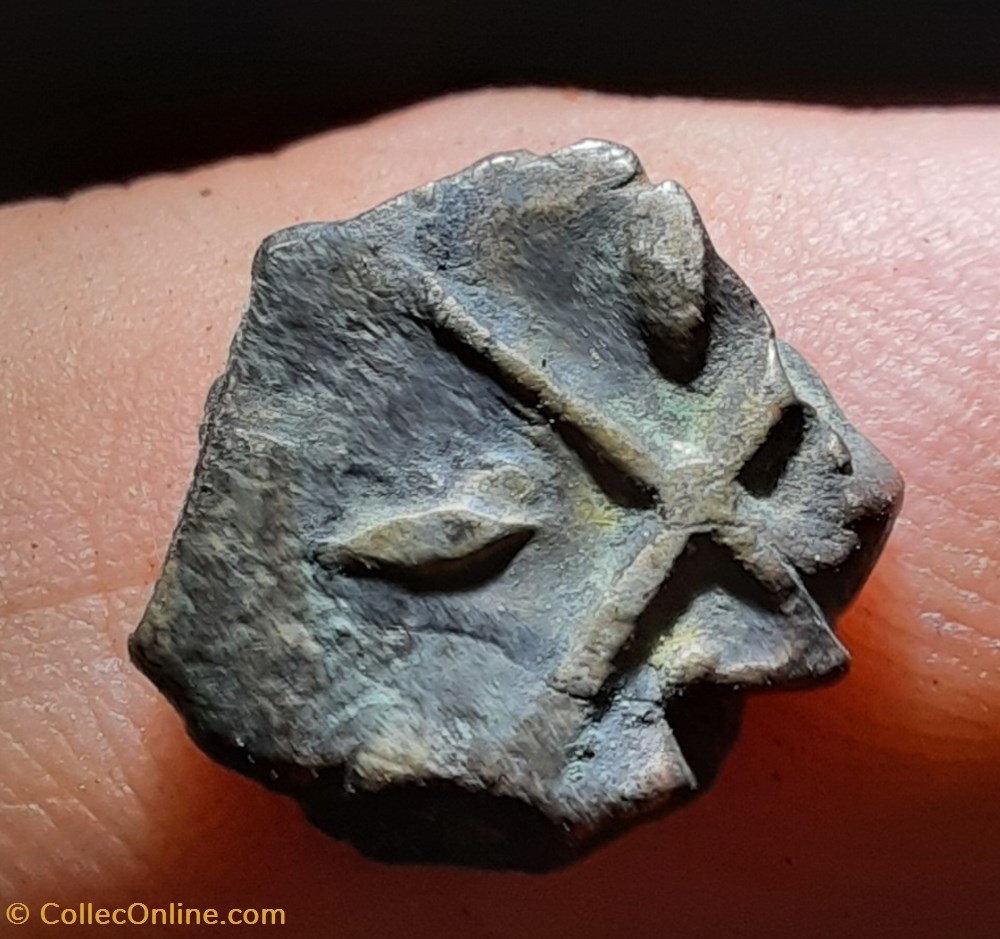 Volques tectosage A/Tete stylisee a g R/ Croix bouletee -121-52 D13.5 P2.46g LT3254 monnaies antiquite av jc ap celtes volques tectosage a tete stylisee a g r croix bouletee 121 52 d13 5 p2 46g lt3254