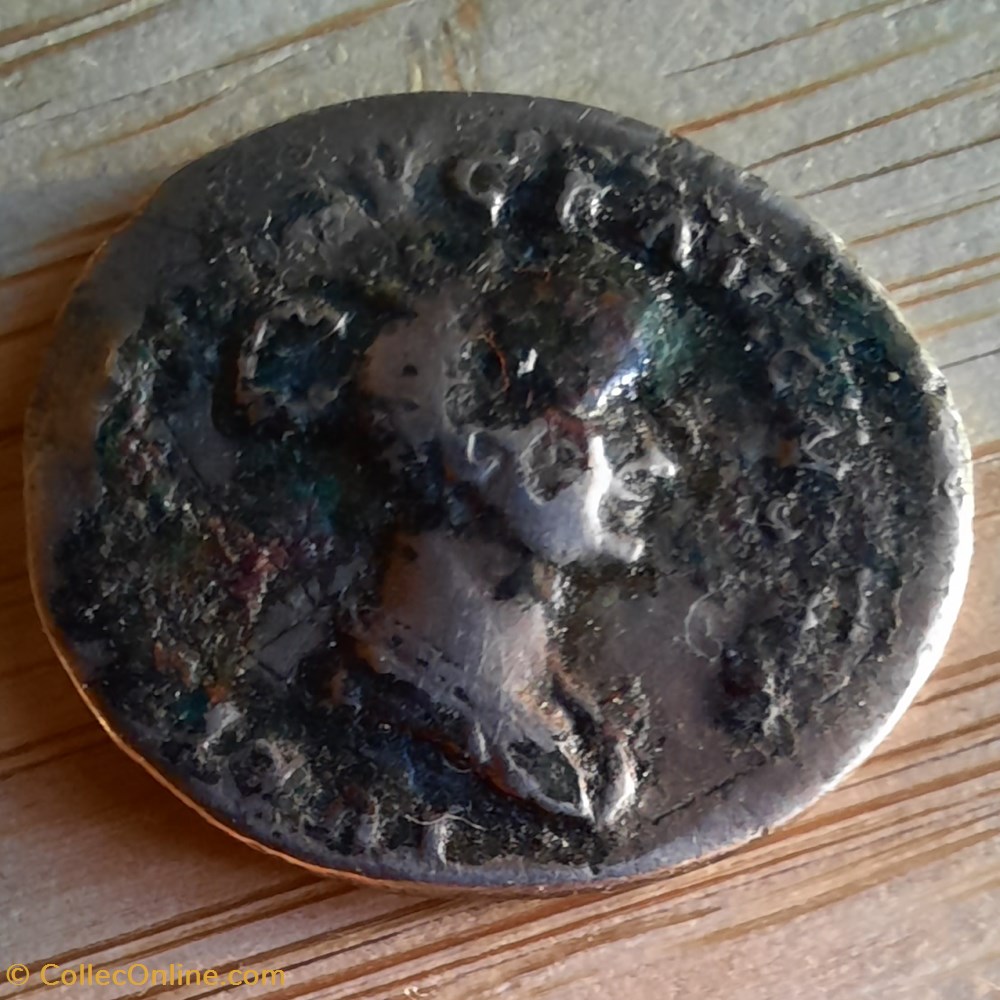 Julia Titi A/Buste a d R / Vesta assise a g -79-80 D18.4 P 2.76g BRITISH MUSEUM BNK R .305 1ex connu monnaie antique av jc ap romaine republicaine imperiale julia titi a buste a d r vesta assise a g 79 80 d18 4 p 2 76g british museum bnk r 305 1ex connu