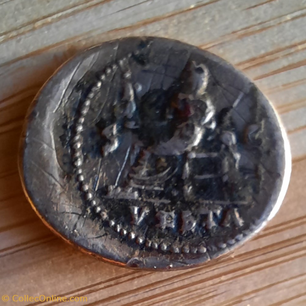 Julia Titi A/Buste a d R / Vesta assise a g -79-80 D18.4 P 2.76g BRITISH MUSEUM BNK R .305 1ex connu monnaie antique av jc ap romaine republicaine imperiale julia titi a buste a d r vesta assise a g 79 80 d18 4 p 2 76g british museum bnk r 305 1ex connu