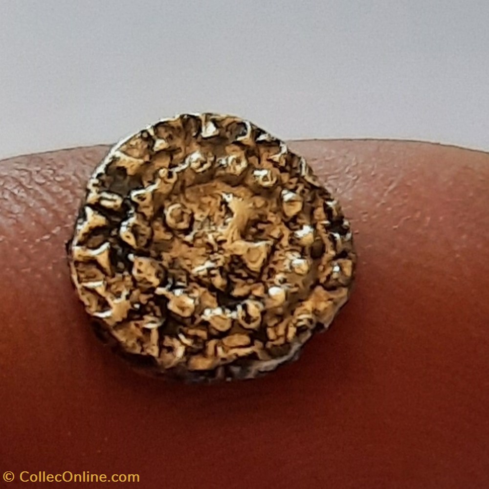 Merovingienne Rouen ? A / Tete a d 4 globules R/Croix sur globule D10.7 P1.21g ref indeterminee monnaies france merovingiennes merovingienne rouen a tete a d 4 globules r croix sur globule d10 7 p1 21g ref indeterminee
