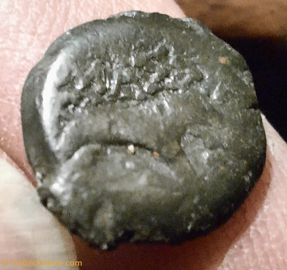 Petit Bronze au taureau , avers timbré d'une roue avec croix dans la chevelure 3 monnaies antiques celtes petit bronze au taureau avers timbre une roue avec croix dans la chevelure