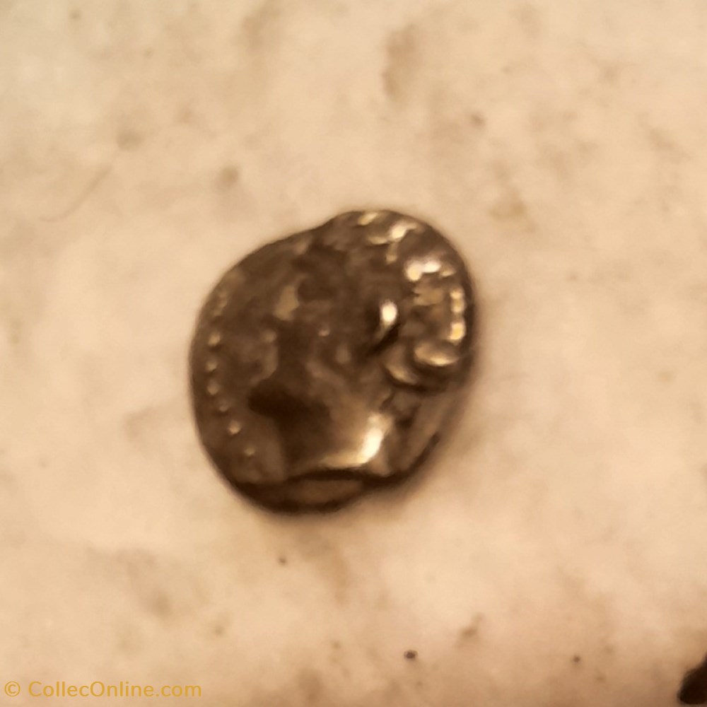 Provence imit Marseille A/ Tete a g M bas de nuque R/ Roue MA barre brisee D9.5 P0.52 PAS REFERENCE monnaie antique av jc ap gauloise provence imit marseille a tete a g m bas de nuque r roue ma barre brisee d9 5 p0 52 pas reference