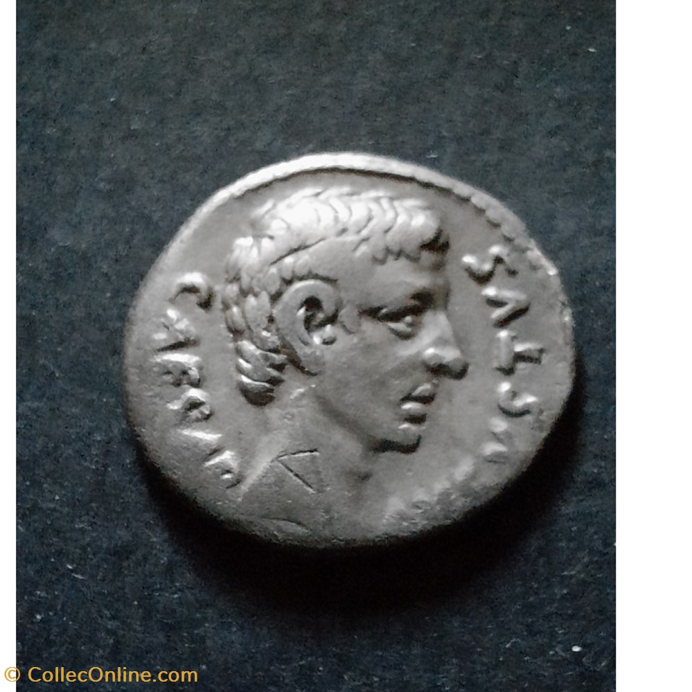 Auguste A/Tete a d CAESAR AVGVSTVS.R/ Instruments du culte D 19 P3.32g -13 RCV 1595 monnaie antique jc ap romaine republicaine imperiale auguste a tete a d caesar avgvstvs r instruments du culte d 19 p3 32g 13 rcv 1595