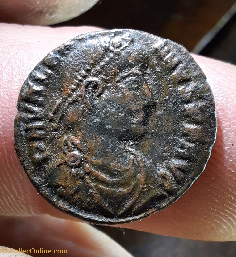 Valens A/ Tete diademee a d R/ Victoire a g D17.5 P2.29 g RCV19835 NBD 36402 RIC 15 C47 monnaies antiquite av jc ap romaines republicaines imperiales valens a tete diademee a d r victoire a g d17 5 p2 29 g rcv19835 nbd 36402 ric 15 c47