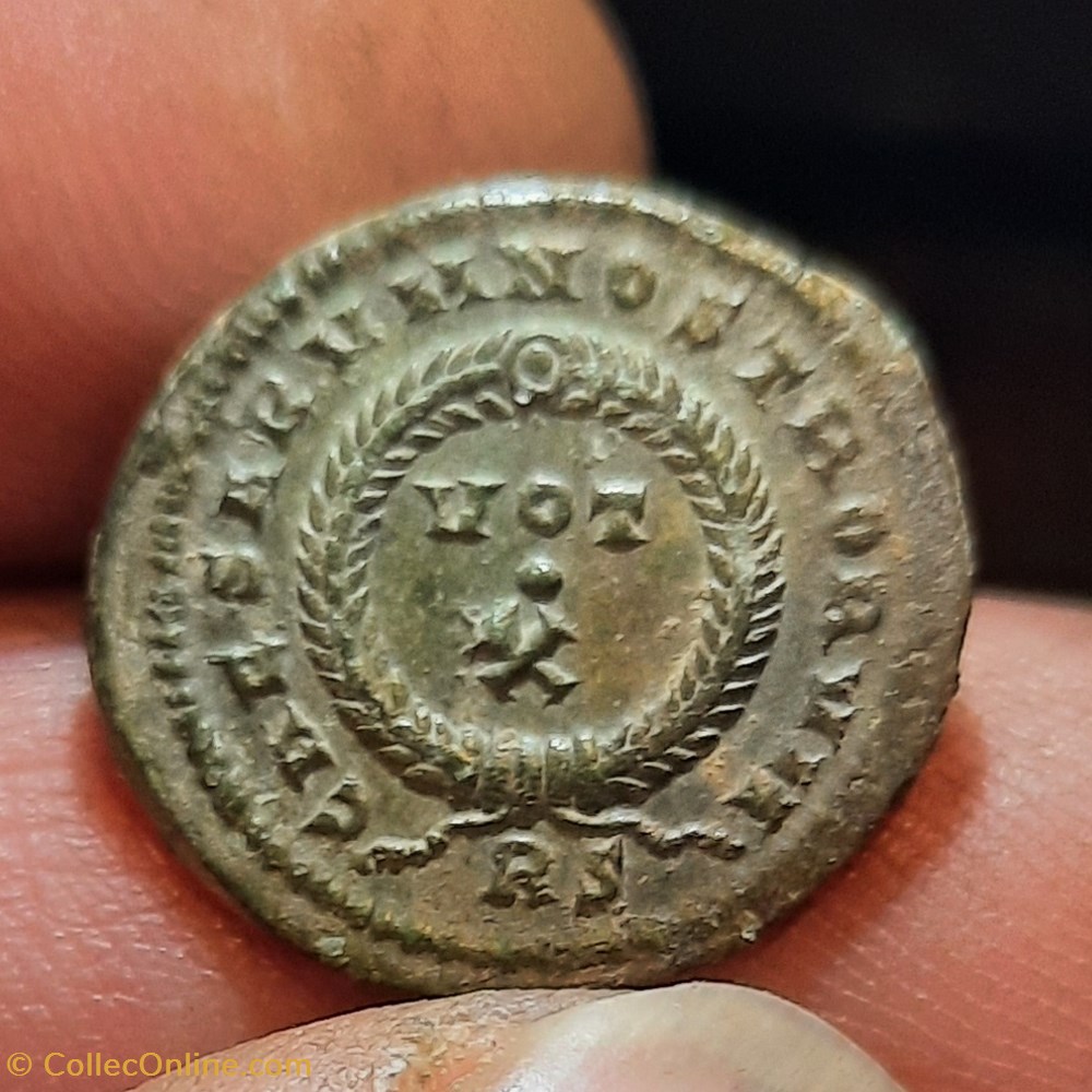 Crispus A/Tete lauree a d R/ Leende dans couronne D19 P3.g RIC 240 monnaies antiquite av jc ap romaines republicaines imperiales crispus a tete lauree a d r leende dans couronne d19 p3 g ric 240