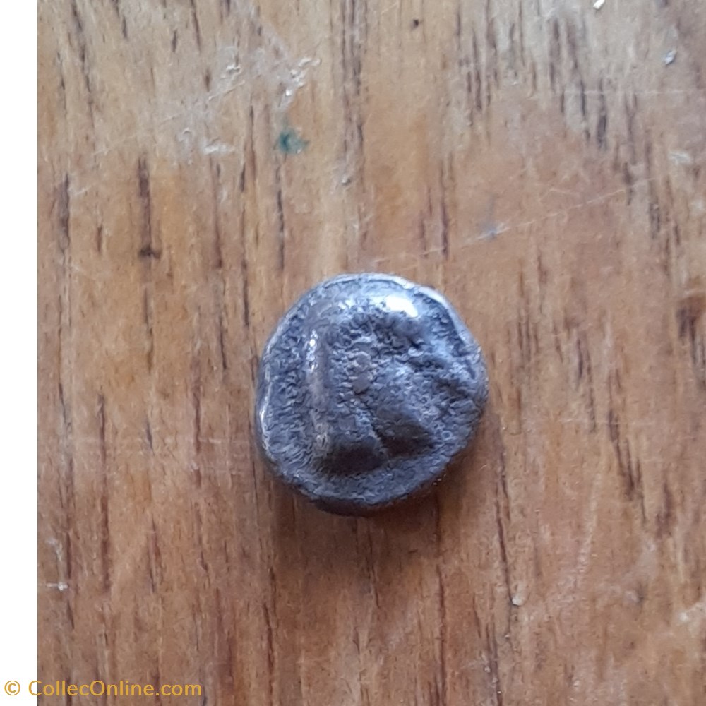 Arles A/Petite tete a d R/Carre creux D 7 P0.65g -525-500 Feugere OBE-4a monnaies antiques celtes arles a petite tete a d r carre creux d 7 p0 65g 525 500 feugere obe 4a