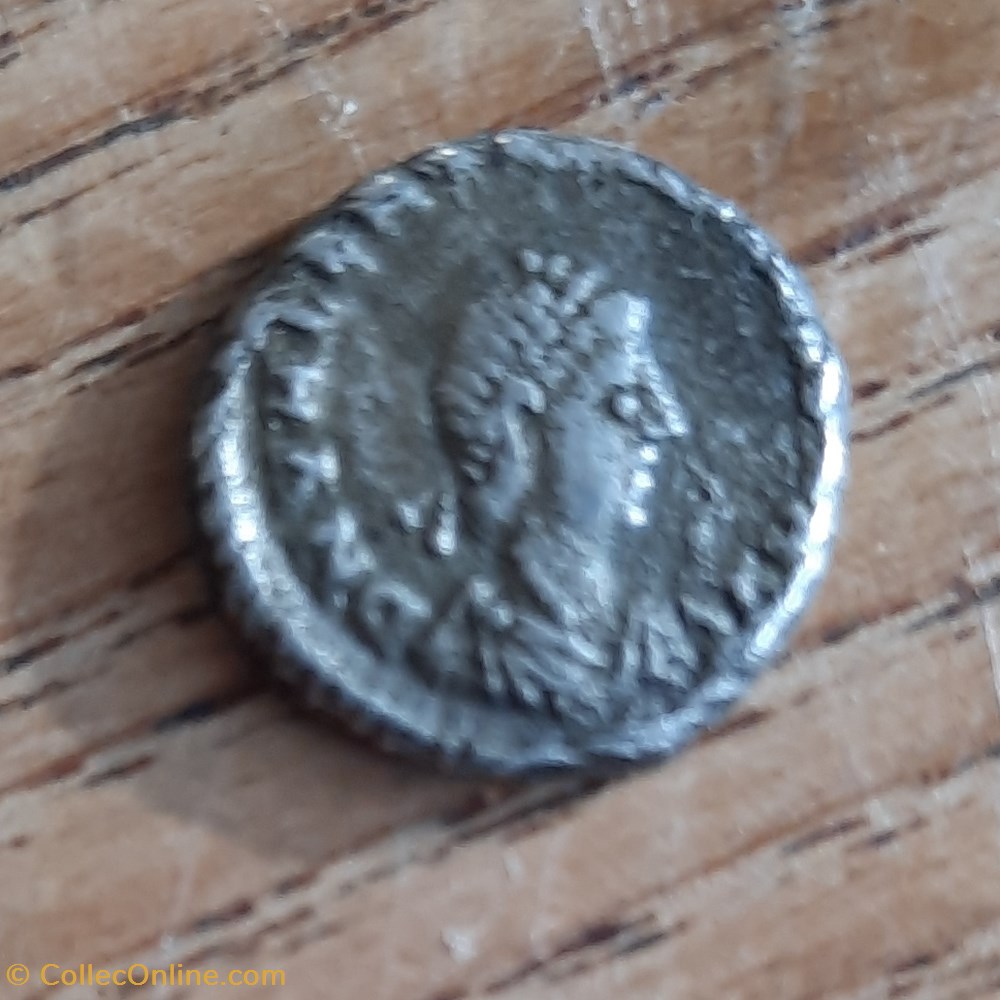 INCONNUE A/Tete diademee a d R/Victoire a g et chrisme D13 P 1.16g REF ? monnaie antiquite av jc ap inconnue a tete diademee a d r victoire a g et chrisme d13 p 1 16g ref
