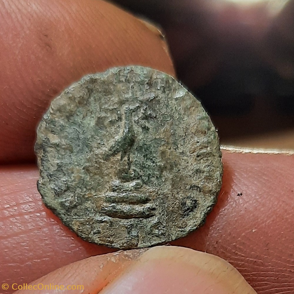 Constans A/ Buste diademe a d R/Phenix sur pierres D16.8 P 1.57g RIC 90 OU 91 ? 2 monnaies antiquite av jc ap romaines republicaines imperiales constans a buste diademe a d r phenix sur pierres d16 8 p 1 57g ric 90 ou 91