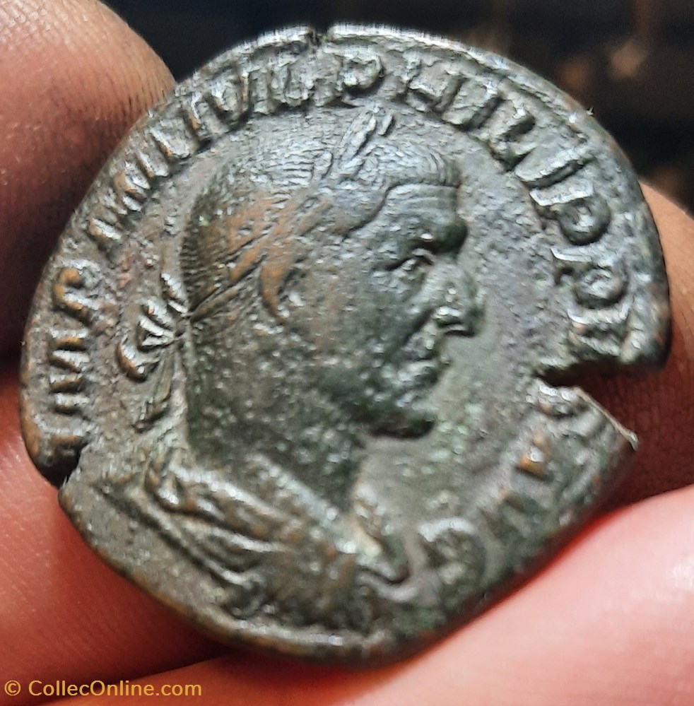 Philippe1° dit l Arabe A/Tete lauree a d R/ Fidelite debout a g D29.4 P15.97g C59 RIC 172a RCV 8994 monnaies antiquite av jc ap romaines republicaines imperiales philippe1 dit l arabe a tete lauree a d r fidelite debout a g d29 4 p15 97g c59 ric 172a rcv 8994