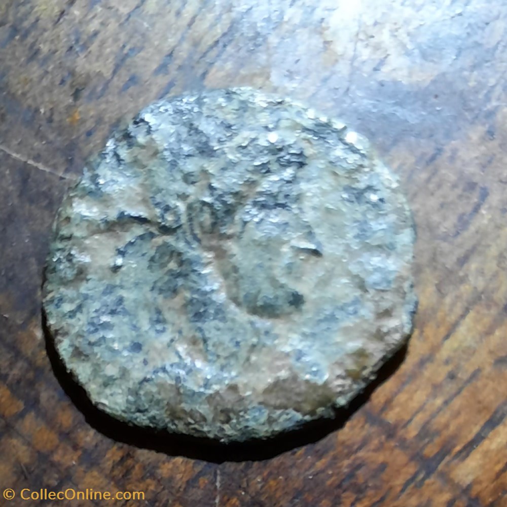 Constans A/ Buste diademe a d R/Phenix sur pierres D16.8 P 1.57g RIC 90 OU 91 ? 4 monnaies antiquite av jc ap romaines republicaines imperiales constans a buste diademe a d r phenix sur pierres d16 8 p 1 57g ric 90 ou 91