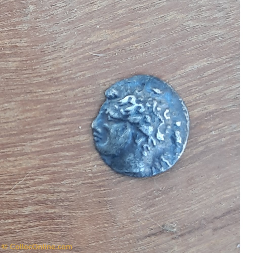 Nimes Obole Volque Arecomique A/Tete Apollon a g NA. R/Roue MA -75-25 D9.6 P0.39 FeugereOBV-6 monnaies antiques nimes obole volque arecomique a tete apollon a g na r roue ma 75 25 d9 6 p0 39 feugereobv 6
