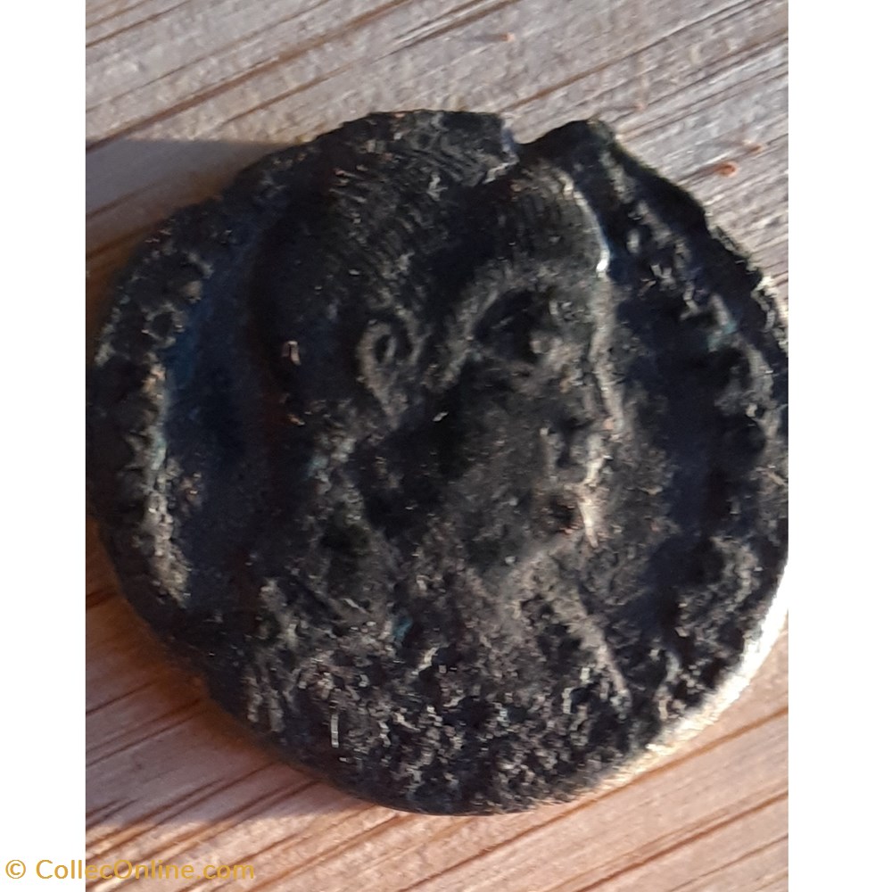 Magnence A/Tete nue a d R / Chrisme avec apha et omega D25.8 P 7.50gRCV 18777 C30 RIC 188var monnaie antique jc romaine republicaine imperiale magnence a tete nue a d r chrisme avec apha et omega d25 8 p 7 50grcv 18777 c30 ric 188var