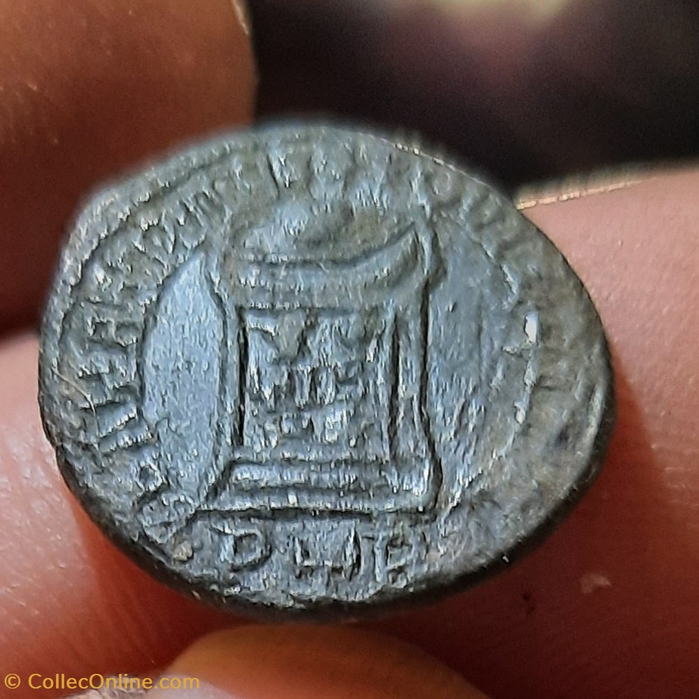 Constantin 1° A/ Buste casque a d R/ Autel D17.5 P3.25g RIC 369 R2 C17 monnaies antiquite av jc ap romaines republicaines imperiales constantin 1 a buste casque a d r autel d17 5 p3 25g ric 369 r2 c17