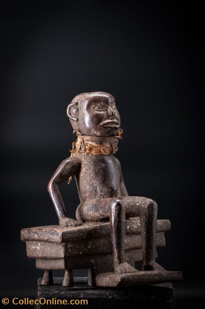 Bamileke maître des songs assis sur un jeu de balafonts art antiquite africain statuette bamileke maitre des songs assis sur un jeu de balafonts
