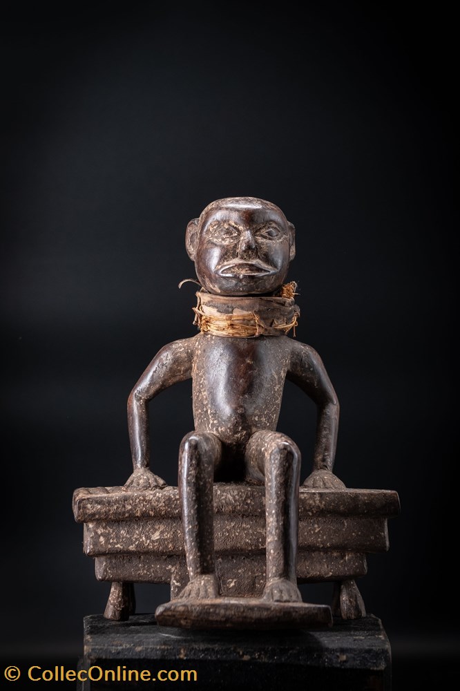 Bamileke maître des songs assis sur un jeu de balafonts art antiquite africain statuette bamileke maitre des songs assis sur un jeu de balafonts