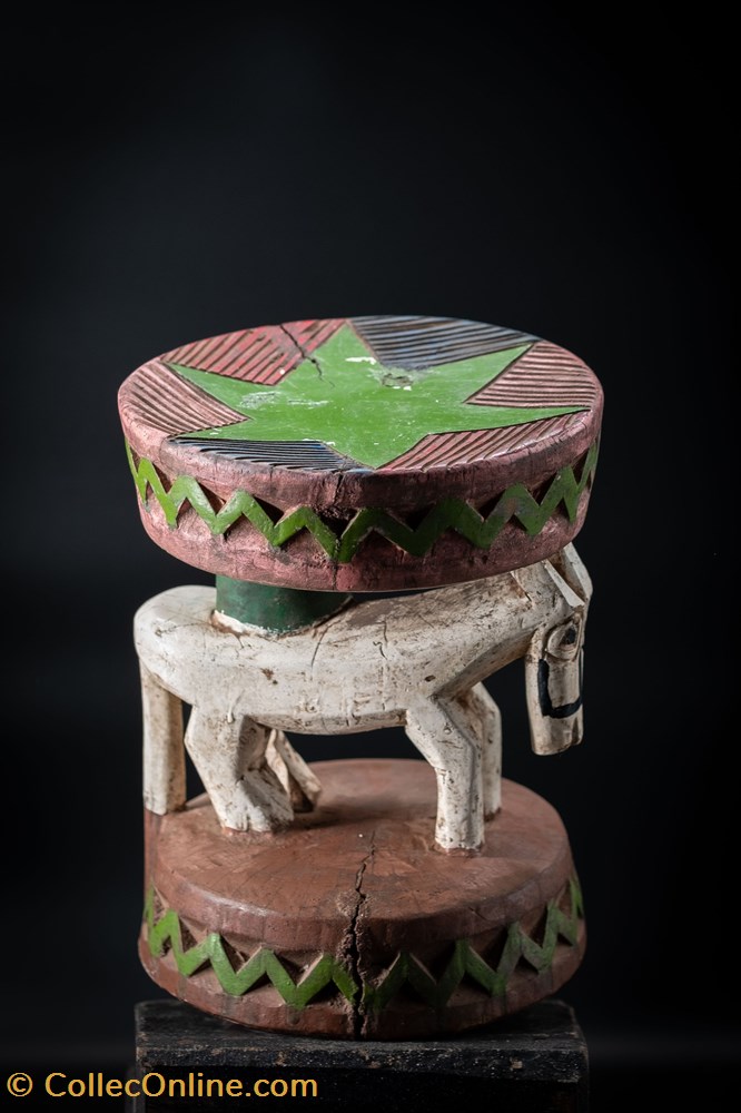 art antiquite africain statuette tabouret bozo avec ane blanc vert et rose