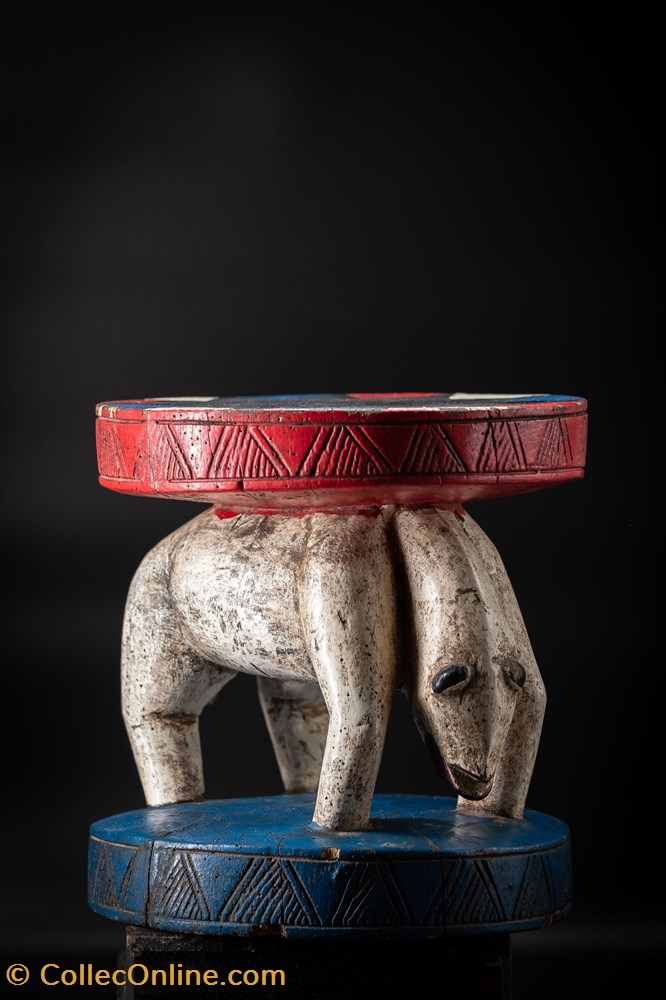 art antiquite africain statuette tabouret bozo ours blanc bleu et rouge