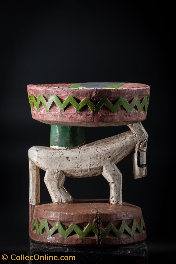 art antiquite africain statuette tabouret bozo avec ane blanc vert et rose