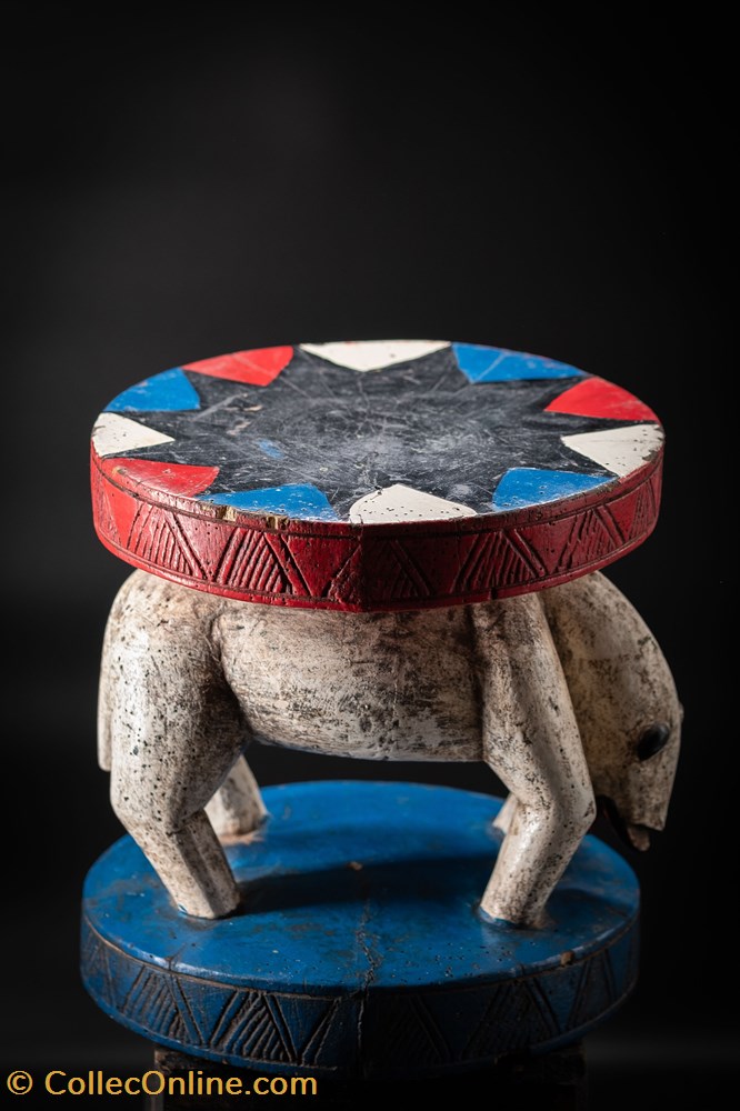 art antiquite africain statuette tabouret bozo ours blanc bleu et rouge