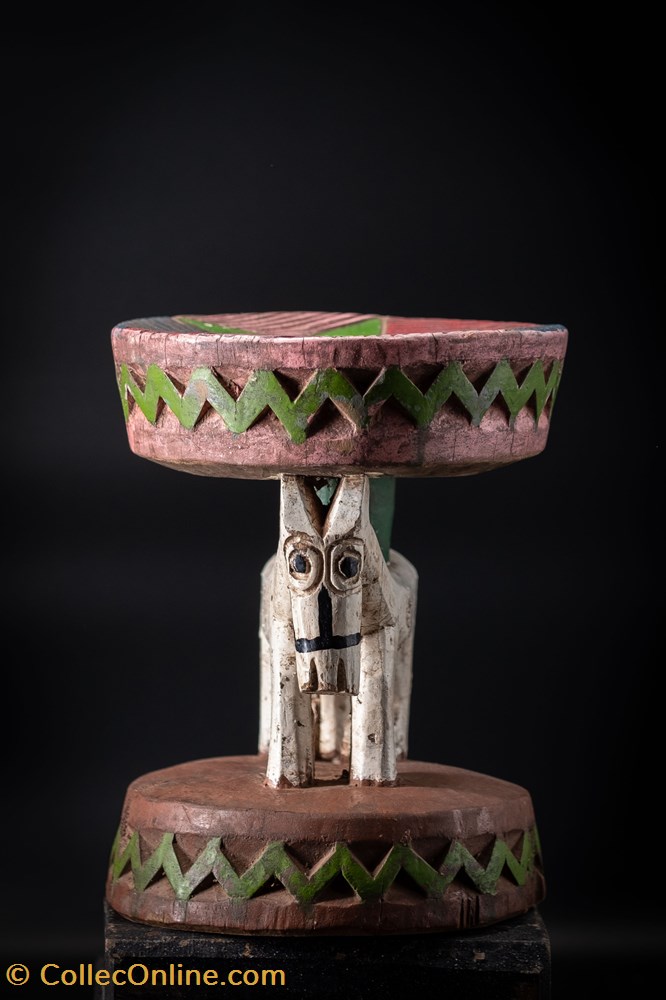 art antiquite africain statuette tabouret bozo avec ane blanc vert et rose