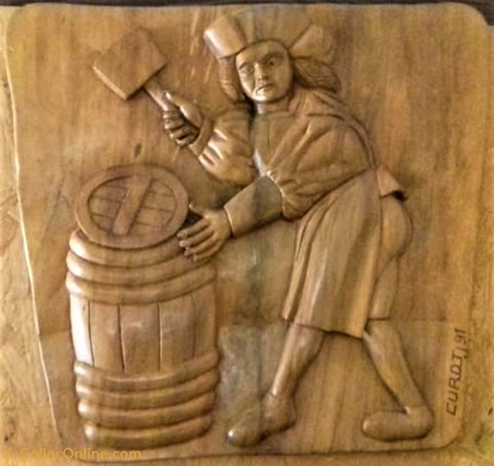 Tonnelier plaçant un fond sur une barrique art antiquites sculptures bois tonnelier placant un fond sur une barrique