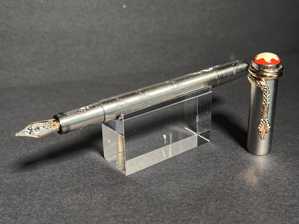 divers crayons stylos stylo plume montblanc heritage rouge et noir solitaire serpent