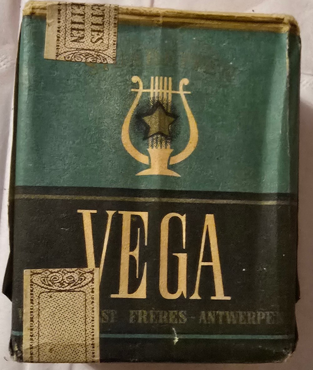 Paquet - 25 cigarettes Vega - 5.80 Fr - Sie 495A art de la table argenterie bistrot alimentation tabac paquet 25 cigarettes vega 5 80 fr sie 495a
