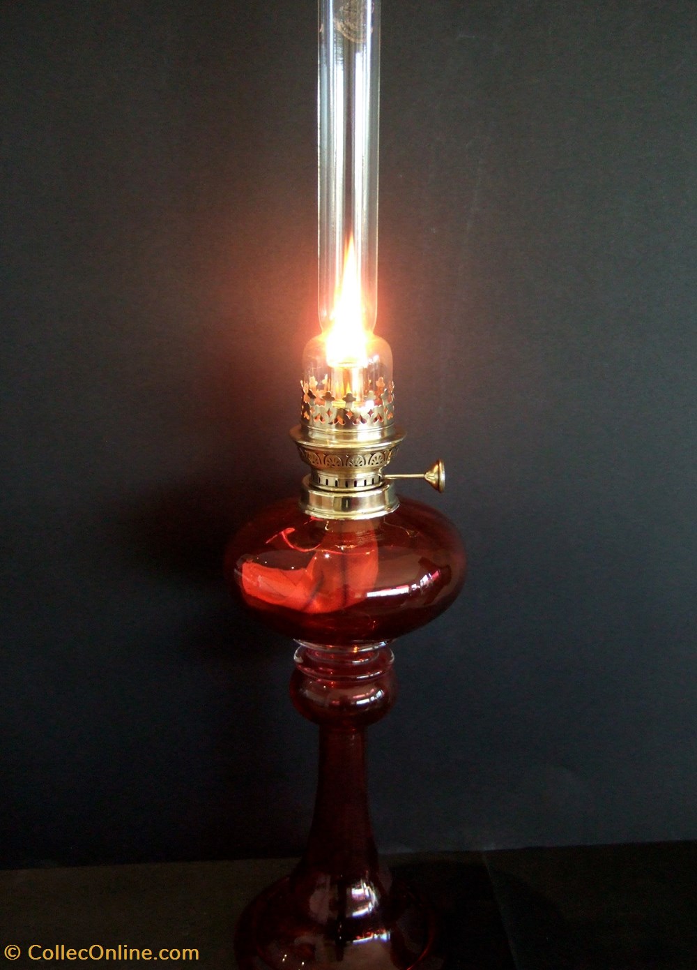 Lampe à pétrole en verre rouge, avec sa tulipe en verre gravé 2 art antiquites eclairage ancien lampe a petrole en verre rouge avec sa tulipe en verre grave