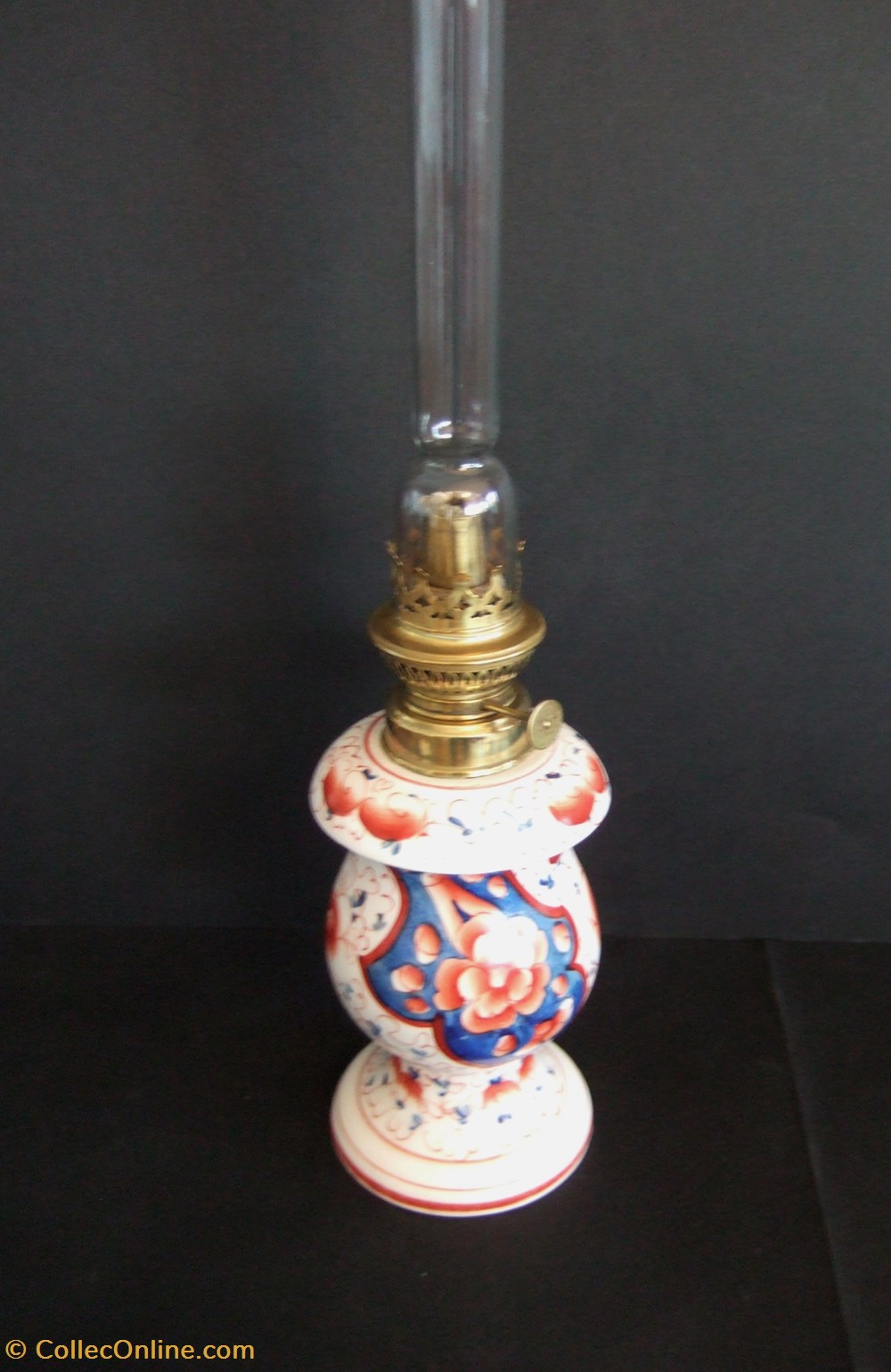 art antiquites eclairage ancien lampe a petrole en porcelaine de bayeux